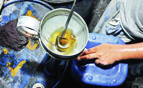 কেমিক্যাল ড্রামে ভোজ্যতেল বাজারজাত বন্ধ করতে হবে