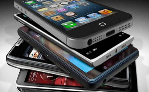 মোবাইল ফোন বিক্রিতে মন্দা, কমেছে উৎপাদনও