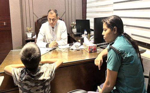 বাবা-মায়ের বিরুদ্ধে অভিযোগ নিয়ে থানায় শিশু!