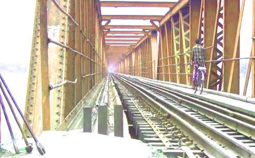 জরাজীর্ণ রেললাইন ও সেতুতে ঝুঁকি নিয়ে চলছে ট্রেন