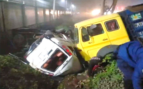 ট্রাক-প্রাইভেটকারের মুখোমুখি সংঘর্ষে ৫ জনের মৃত্যু