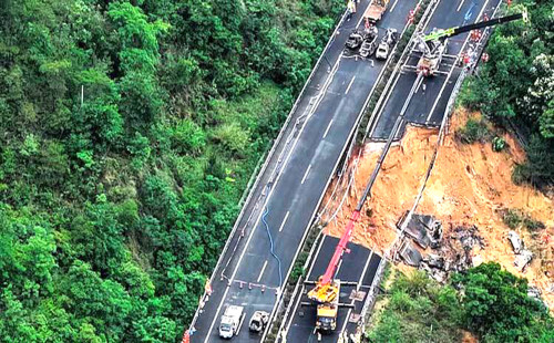 চীনে মহাসড়ক ধসে খাদে পড়লো গাড়ি, মৃত্যু ১৯