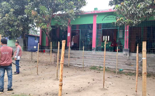 ঘণ্টা পেরিয়ে গেলেও পড়েনি একটি ভোটও