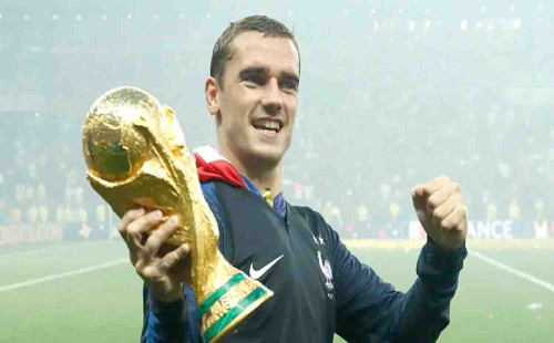 হঠাৎ আন্তর্জাতিক ফুটবলকে বিদায় বলে দিলেন বিশ্বকাপজয়ী তারকা