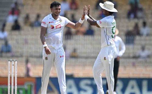 খেলায় ফিরল বাংলাদেশ, তাসকিনের পর মিরাজের আঘাত