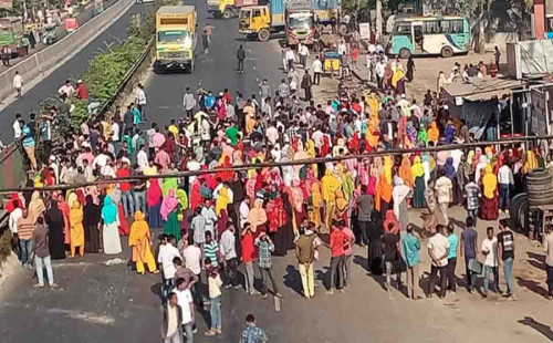 ঢাকা-টাঙ্গাইল মহাসড়ক অবরোধ করে পোশাকশ্রমিকদের বিক্ষোভ