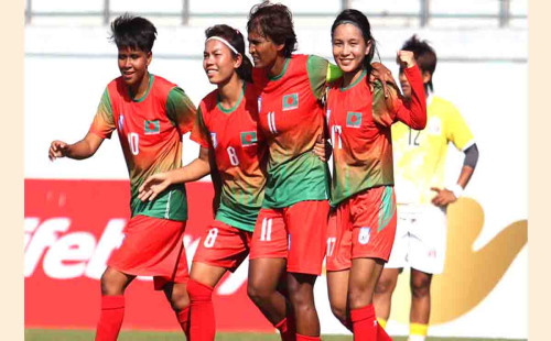 নারী ফুটবলাররা প্রত্যাহার করলে তাদের প্রতিবাদ