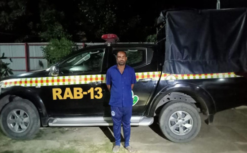 গাইবান্ধায় র‍্যাব-১৩ এর অভিযানে ডাকাতি মামলার আসামি গ্রেফতার