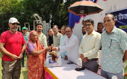 ঠাকুরগাঁওয়ে দুর্গা পূজা উপলক্ষে ৫ টাকায় বাজার পেল ৩'শতাধিক মানুষ