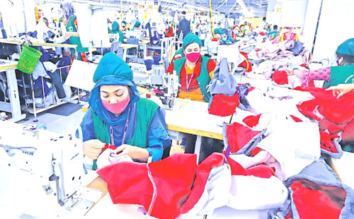 পোশাক খাতে টানা ধস: এক বছরে বন্ধ ১৮৫ কারখানা, বেকার লাখো শ্রমিক