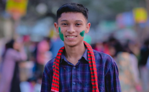 ঠাকুরগাঁওয়ের তরুণ সৈকত: একাই যেন ছোট্ট সাইবার হেল্প সেন্টার