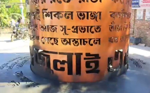 ফেনীতে জুলাই স্মৃতিস্তম্ভে আগুন