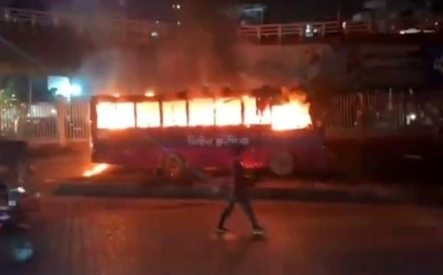 রাজধানীর রামপুরায় পার্কিং করা বাসে আগুন