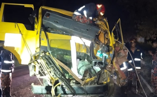 ফেনীতে কাভার্ডভ্যান পেছনে ট্রাকের ধাক্কা ঘটনাস্থলে চালক নিহত