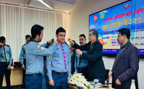 পাভেল মহাজনের প্রেসিডেন্ট রোভার স্কাউটের অ্যাওয়ার্ড গ্রহণ