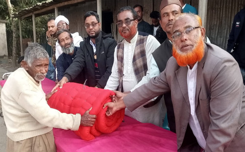 ঠাকুরগাঁওয়ে অসহায় ও দু:স্থদের মাঝে লেপ বিতরণ