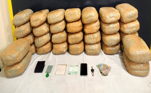 ফেনীতে ৬৪ কেজি গাঁজাসহ মাদককারবারী গ্রেপ্তার, গাড়ি জব্দ