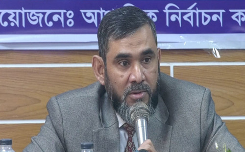 নির্বাচনের আগে অবৈধ অস্ত্র উদ্ধার খুব জরুরি:  ইসি সানাউল্লাহ