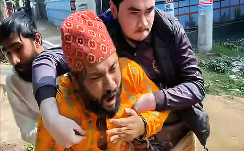 চবিতে শিক্ষককে ধাওয়া-হেনস্থা, নিরাপত্তা নিশ্চিত করে ৯ ঘণ্টা পর বাসায় পৌঁছে দিল প্রশাসন