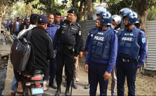 নরসিংদীতে আইন-শৃঙ্খলা রক্ষায় পুলিশ-র‍্যাব-প্রশাসনের যৌথ অভিযান