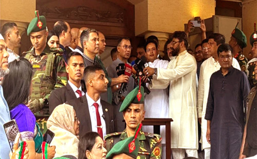 দল-মত নির্বিশেষে সবাইকে নিয়ে ঐক্যবদ্ধভাবে দেশ গড়ার প্রত্যয় জানিয়েছেন প্রধানমন্ত্রী